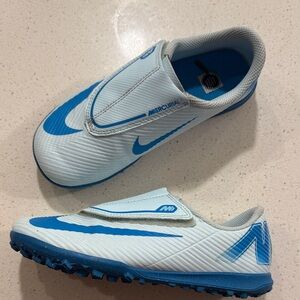 Nike Jr. Mercurial Vapor 16 Club
Little Kids' Turf Low-Top Soccer Shoes